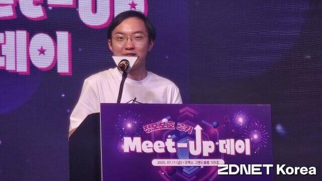 , 데프콘 2위 경력의 제이유 장이 초청강연을 하고 있다.