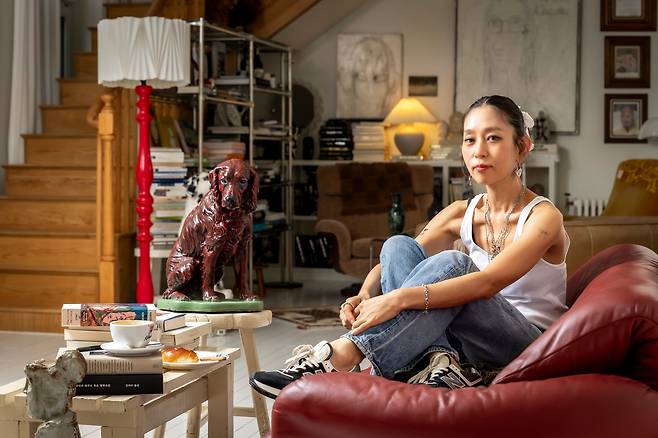 이 디렉터는 대중교통을 탔을 때 업무가 아니면 되도록 스마트폰을 꺼내지 않는다. 대신 "스스로 혹은 타인을 관찰하며 시간을 보낸다"고 했다./이신영 영상미디어 기자