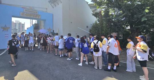 12일 2025 신한 SOL뱅크 KBO 올스타전이 열리는 이날 대전 한밭야구장에 마련된 팬 페스트존에 들어가기 위해 팬들이 순서를 기다리고 있다. 이성현 기자