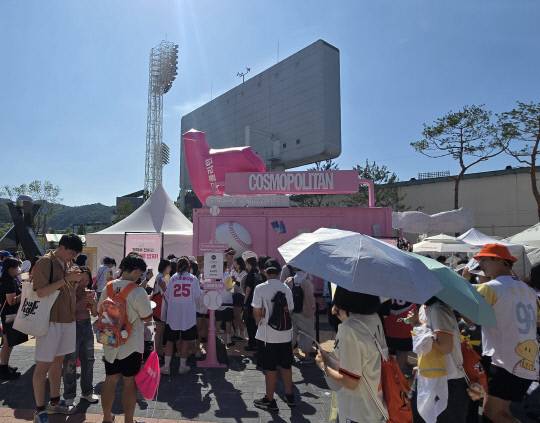 12일 대전한화생명볼파크 야외광장에 마련된 코스모폴리탄 부스에 팬들이 몰리고 있다. 이성현 기자