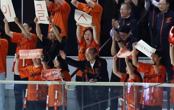 김승연 한화그룹 회장을 비롯한 임직원이 3일 대전 한화생명볼파크에서 열린 2025 신한 SOL 뱅크 KBO리그 NC 다이노스와 한화 이글스의 경기를 관람하고 있다. ⓒ연합뉴스