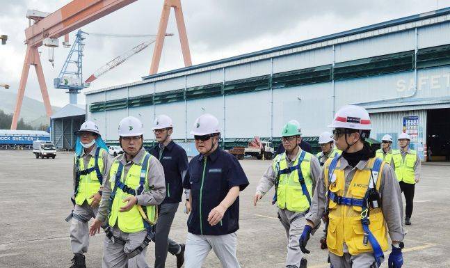 HD현대 권오갑 회장이 7일 필리핀 수빅 조선소 현장을 둘러보고 있다. ⓒHD현대