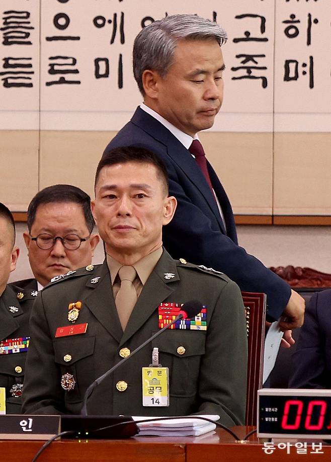 지난해 6월 국회에 출석한 임성근 당시 해병대 1사단장(앞줄) 뒤로 이종섭 당시 국방부 장관(뒤)이 지나가고 있다. 장승윤 기자 tomato99@donga.com