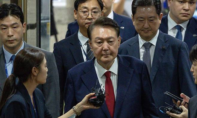 윤석열 전 대통령이 지난 9일 서울 서초구 서울중앙지법에서 열린 구속 전 피의자 심문(영장실질심사)이 끝난 뒤 법원을 떠나고 있다. 연합뉴스