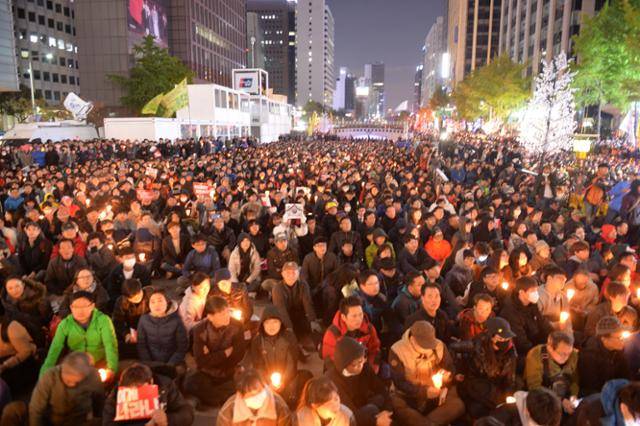 2016년 10월 서울 종로구 청계광장에서 당시 대통령이었던 박근혜 탄핵을 촉구하며 열린 대규모 촛불집회. 한국일보 자료사진