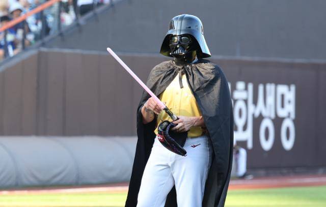 코디 폰세가 영화 '스타워즈'의 다스베이더 복장을 한 채 광선검을 들고 마운드에 오르고 있다. 대전=뉴시스