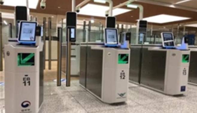 무인심사대가 설치된 출입국장 내부. 크루즈 승객의 신속 입국을 위해 CIQ(세관·출입국·검역) 절차 간소화를 위한 시스템 도입이 추진되고 있다.