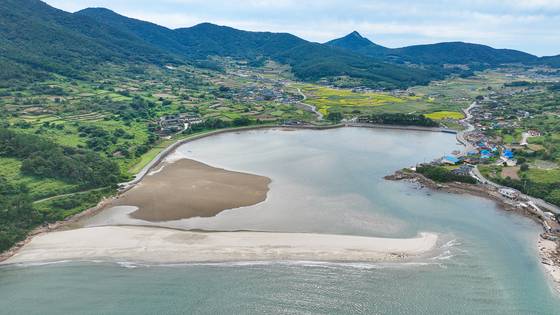 국제환경교육재단(FEE)의 ‘블루 플래그(Blue Flag)’를 5년 연속 인증받은 전남 완도군 청산도의 신흥리해수욕장 전경. 사진 완도군
