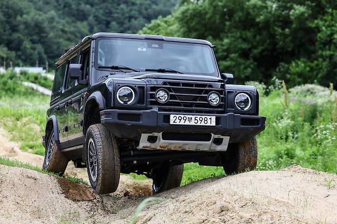일체형 차축은 좌우 바퀴가 하나의 축으로 연결된 구조다. 한쪽 바퀴가 떠올라도 반대쪽 바퀴가 지면을 보다 강하게 눌러 접지력을 유지한다. 험로 주행에 유리한 이유다.