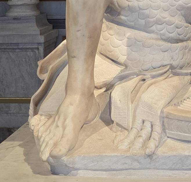 다비드의 한쪽 발이 받침대 밖으로 나와 있다. 작품이 바깥으로 '열려 있는' 바로크 조각의 특징을 잘 보여준다. ⓒ최은진 /보르게세미술관