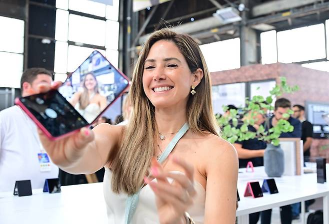 엘살바도르의 인플루언서로 활동 중인 애나 캐롤라이나 샌도벌 디아즈가 지난 9일(현지시간) 미국 뉴욕 브루클린 듀갈 그린하우스에서 열린 '갤럭시 언팩 2025' 행사장을 찾아 갤럭시Z플립7을 사용하고 있다. 사진=삼성전자