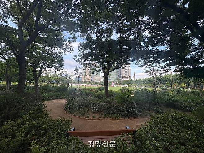 가운데 벤치에 앉으면 이 아름다운 정원의 주인이라도 된 듯한 기분을 만끽할 수 있다.