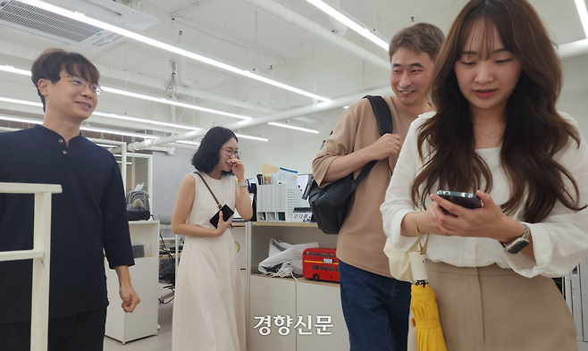 정보통신(IT)업체인 트웬티온스 직원들이 지난 7월 8일 오후 5시 40분경 퇴근하고 있다. 이 회사는 평일 근로시간을 1시간 줄이는 방식으로 주 4.5일제를 시행하고 있다. 이재덕 기자