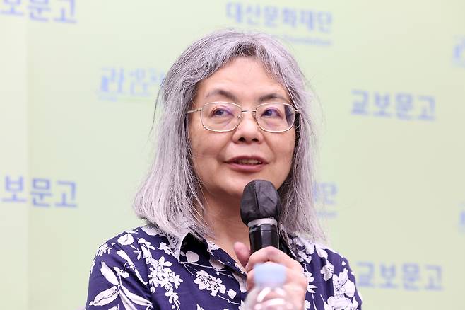 Writer Yoko Tawada speaks during a press conference in Seoul on Monday. (Newsis)