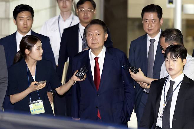 윤석열 전 대통령이 지난 9일 서울 서초구 서울중앙지법에서 열린 직권남용 등 혐의 영장실질심사(구속 전 피의자 심문)를 마친 뒤 대기 장소인 서울구치소로 이동하기 위해 법원을 나서고 있다. 사진공동취재단