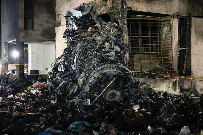 인도 에어인디아 소속 보잉 787드림라이너 여객기가 지난달 12일(현지시각) 인도 서부 아메다바드 공항 인근에서 추락했다. 사진은 추락 현장에 쌓여 있는 기체 잔해 모습. /사진=아메다바드 로이터 뉴스1 최종일 선임기자