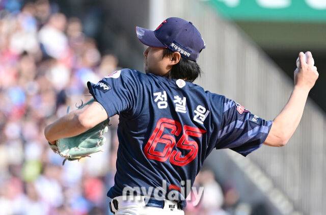 2025년 4월 26일 오후 서울 잠실구장에 진행된 '2025 신한 SOL뱅크 KBO 리그' 롯데 자이언츠와 두산 베어스의 경기. 롯데 정철원이 8회말 구원등판해 역투하고 있다./마이데일리