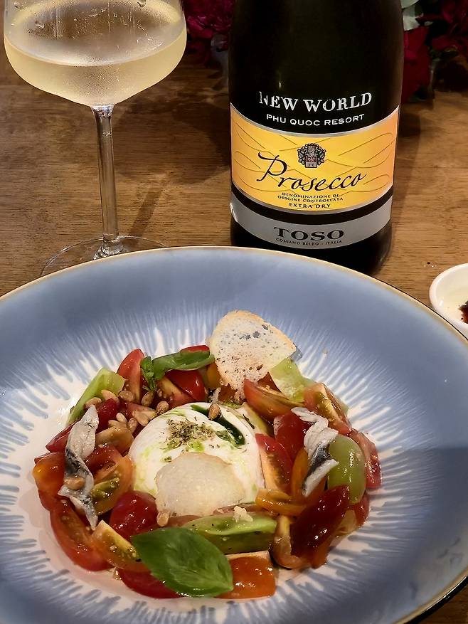 부라타 치즈 샐러드와 토소 프로세코 와인.