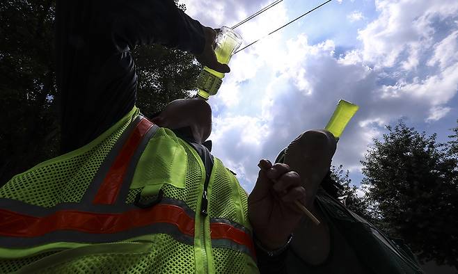 연일 폭염이 지속되는 가운데 서울 시내의 한 건설현장 노동자가 더위를 식히기 위해 이온음료를 마시고 있다. 뉴시스