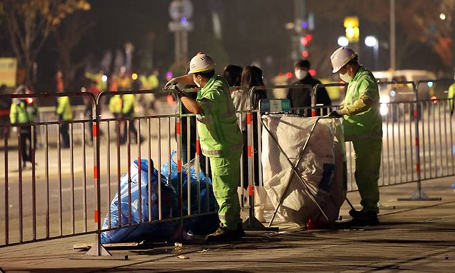 서울지역 환경미화원들이 작업을 하고 있다. 환경미화원은 대부분 용역업체에 소속된 간접고용 노동자들이다. 연합뉴스
