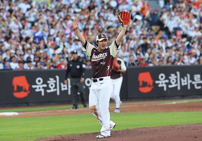 12일 대전 중구 대전한화생명볼파크에서 열린 2025 KBO리그 올스타전 드림 올스타와 나눔 올스타의 경기. 2회말 2사 1,2루 상황 드림 최정(SSG)이 나눔 이주형(키움)을 잡아낸 뒤 기뻐하고 있다. 뉴시스