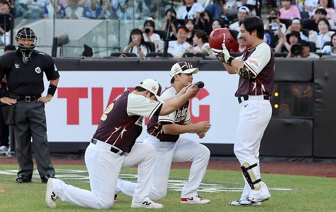 12일 대전 한화생명 볼파크에서 열린 2025 신한 SOL뱅크 KBO 올스타전. 드림 올스타로 뽑힌 최정이 후배들의 에스코트를 받으며 입장하고 있다. 연합뉴스