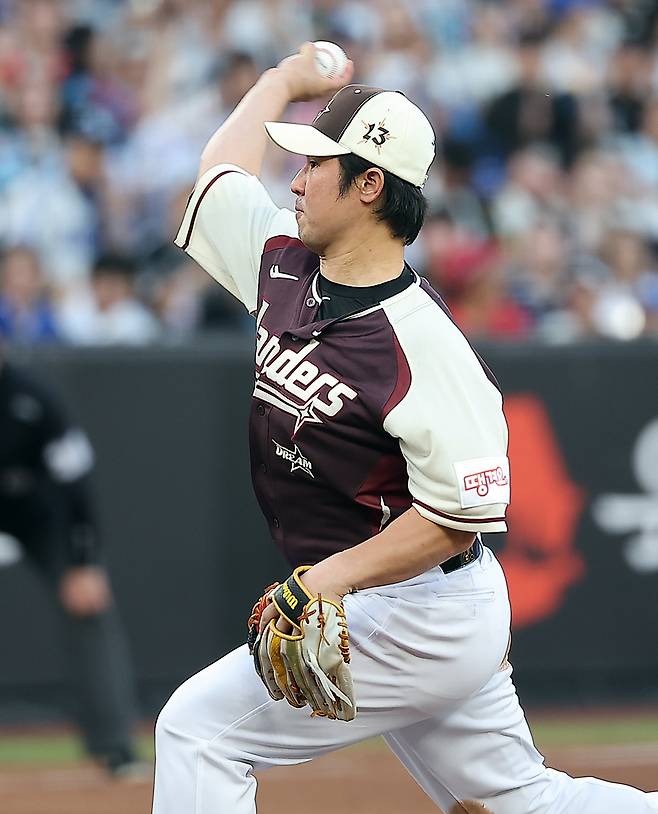 12일 대전 한화생명 볼파크에서 열린 ‘2025 신한 SOL뱅크 KBO 올스타전’에서 투수로 깜짝 등판한 최정이 힘차게 공을 던지고 있다. 뉴스1