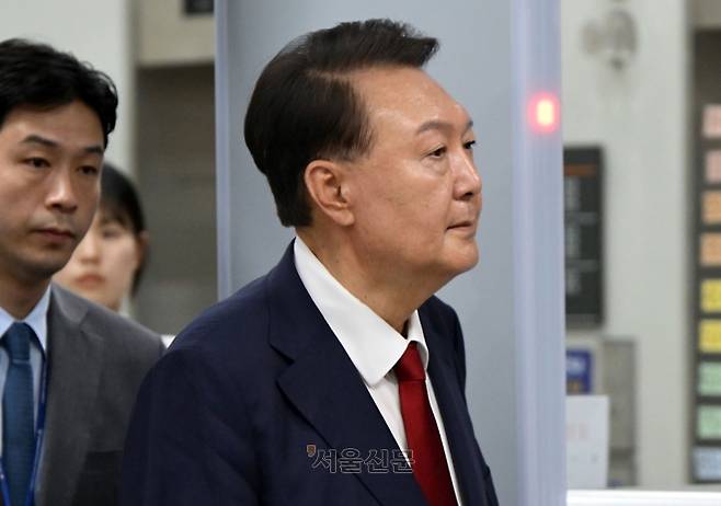 윤석열 전 대통령이 지난 9일 서울 서초구 서울중앙지방법원에서 영장실질심사를 마치고 나오고 있다. 2025.7.9 이지훈 기자