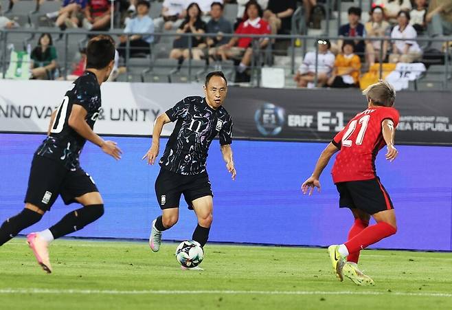 ▲ 11일 오후 용인미르스타디움에서 대한민국과 홍콩의 2025 동아시안컵 2차전이 열렸다. 강상윤과 이호재의 A매치 데뷔골을 앞세운 한국이 2-0으로 홍콩을 꺾고 2연승을 달렸다. 문선민은 이호재의 골을 어시스트하며 또 다른 인상을 남겼다. ⓒ연합뉴스