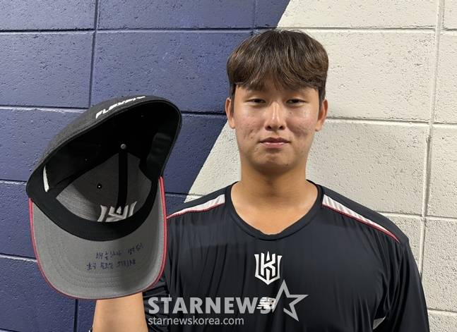 KT 강건이 모자에 새긴 '대충하자 생각없이 초구 무조건 STRIKE(스트라이크)' 문구를 보여주고 있다. /사진=양정웅 기자