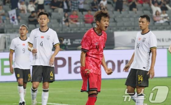 김주성(가운데)가 중국과 경기에서 한국의 세 번째 득점을 기록하고 포효하고 있다. 땅을 쳐다보는 중국 선수들. /사진=뉴스1