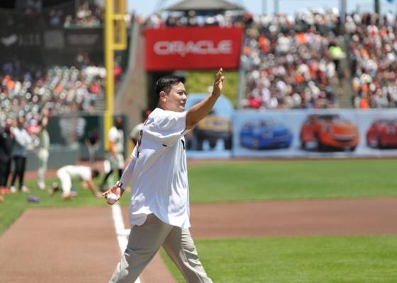 'KBO 리그의 살아있는 레전드' 김태균이 지난달 23일(한국 시각) 샌프란시스코 자이언츠 홈 구장인 오라클 파크를 찾아 시구를 하러 나서고 있다. /사진=티케이오시비 제공