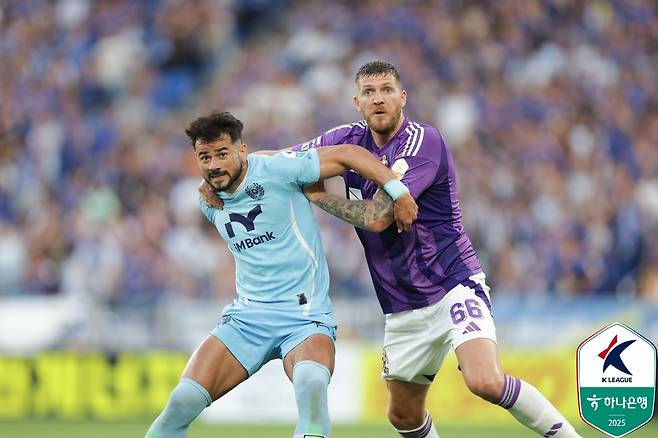 세징야(왼쪽)와 트로야크가 몸싸움을 벌이고 있다. /사진=한국프로축구연맹 제공