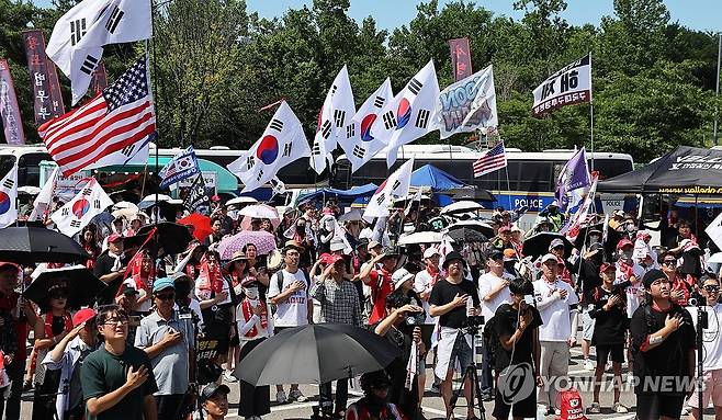 서울구치소 앞에서 집회하는 윤 전 대통령 지지자들 (의왕=연합뉴스) 홍기원 기자 = 12일 경기도 의왕시 서울구치소 앞에서 윤석열 전 대통령 지지자들이 재구속된 윤 전 대통령 석방을 촉구하는 집회를 열고 있다. 2025.7.12 xanadu@yna.co.kr