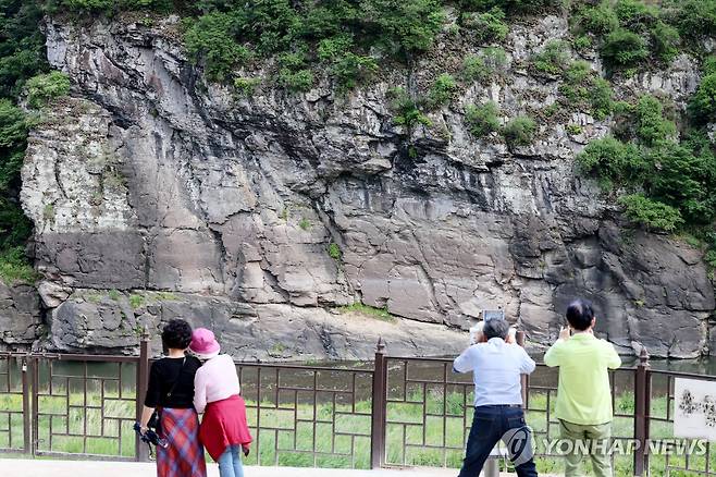 반구대 암각화 찾은 관광객 (울산=연합뉴스) 임헌정 기자 = 27일 울산광역시 울주군 언양읍 대곡리 반구대 암각화를 찾은 관광객. 2025.5.27 kane@yna.co.kr