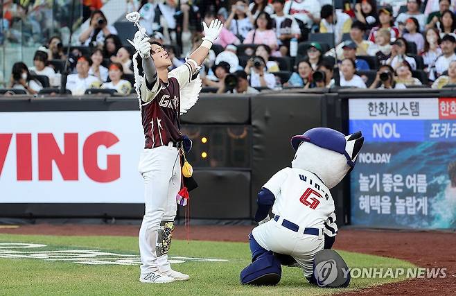 날개를 달고 (대전=연합뉴스) 김준범 기자 = 12일 대전 한화생명 볼파크에서 열린 2025 신한 SOL뱅크 KBO 올스타전. 3회초 드림 올스타 전민재가 화려하게 등장하고 있다. 2025.7.12 psykims@yna.co.kr