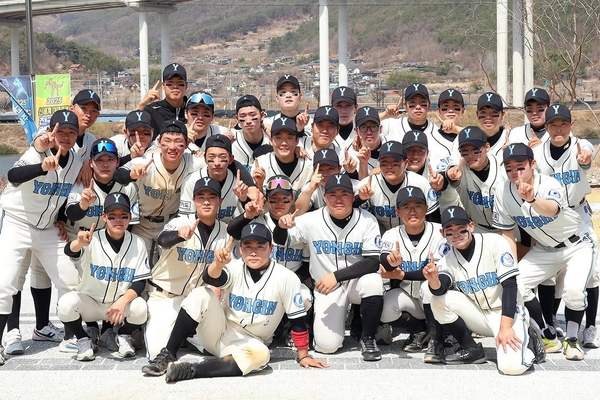 용인시야구단이 지난 3월 2025 신세계 이마트배 전국고교야구대회 1회전에서 전국 강호 경남고를 8-4로 꺾고 기념촬영을 하고 있다. 2025.7.9 /용인시야구단 제공