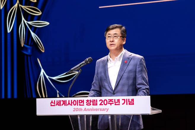 지난달 5일 신세계 남산에서 열린 창립 20주년 기념식에서 김영섭 신세계사이먼 대표가 글로벌 최고 수준의 프리미엄 아울렛 2.0 시대를 선언하고 있다. 사진=신세계사이먼