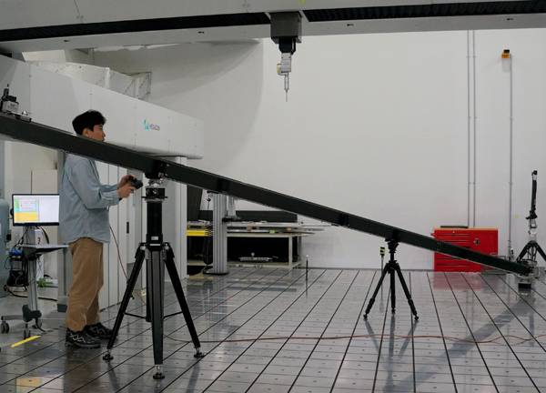 KTL 직원이 대형접촉식좌표측정기를 사용하고 있다.