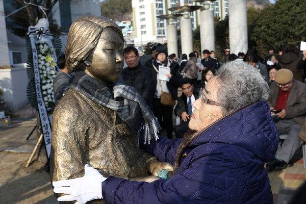 2014년 1월 17일 거제시 '평화의 소녀상' 제막식에서 김복득 할머니가 소녀상을 바라보고 있다. /경남도민일보DB