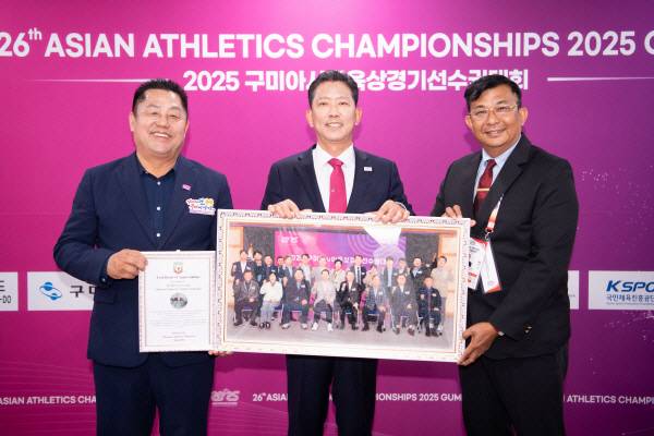 김철광 구미시육상연맹회장(왼쪽 첫번째)과 김장호 구미시장(가운데)이 미얀마육상연맹으로부터 감사패를 받고 있다.