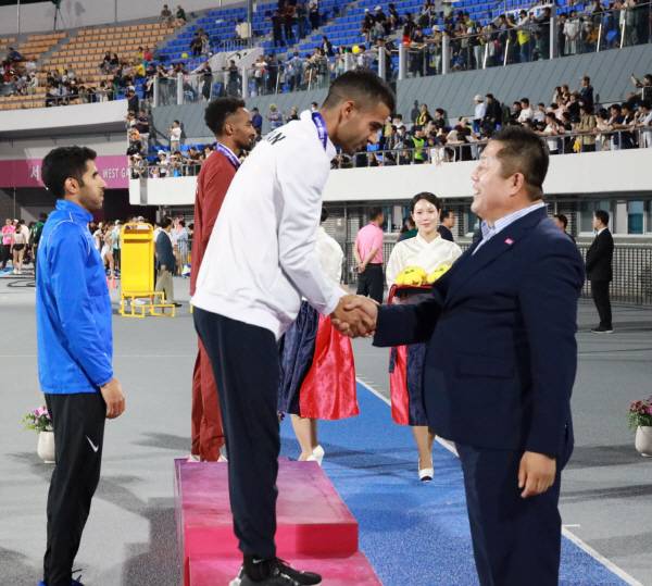 김철광 구미시육상연맹회장이 시상식에서 선수를 격려하고 있다.