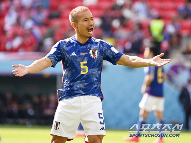 27일 오후 카타르 알라이얀의 아흐마드 빈 알리 스타디움에서 일본과 코스타리카의 경기가 열렸다. 팬들에게 응원을 요청하는 나가토모. 알라이얀(카타르)=송정헌 기자songs@sportschosun.com/2022.11.27/