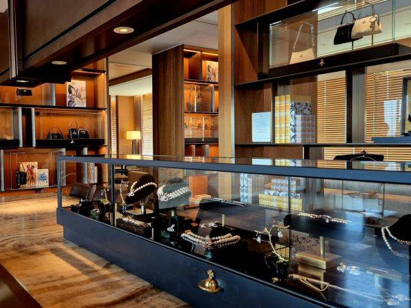 라운지 한 가운데에 놓여있는 주얼리 구역의 모습. 시중에서 구할 수 없는 주얼리들도 있어 보는 재미가 쏠쏠했다. 이민지 기자.