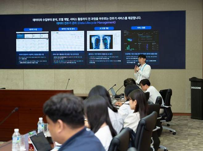 개인정보 이노베이션 존을 운영 중인 더존비즈온의 이서용 유닛장이 11일 강원 춘천 본사에서 취재진과 간담회를 갖고 있다.