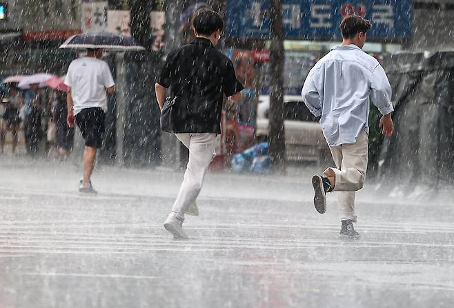 지난 8일 오후 서울 종로구 종각역 인근에서 갑자기 소나기가 내리자 시민들이 뛰어서 비를 피하고 있다./뉴스1
