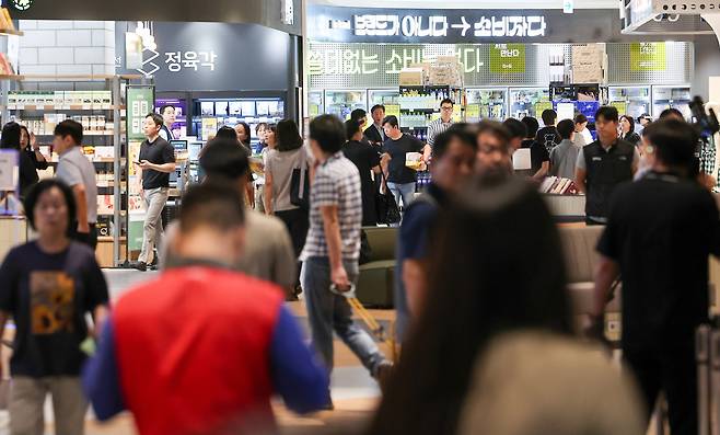 경기도 고양시 일산서구 스타필드마켓 킨텍스점이 시민들로 북적이고 있다./뉴스1