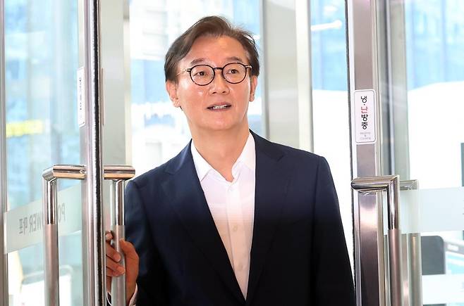 전재수 해양수산부 장관 후보자가 6월 25일 오후 서울 마포구 포스트타워마포에 있는 사무실로 출근하고 있다. 뉴스1