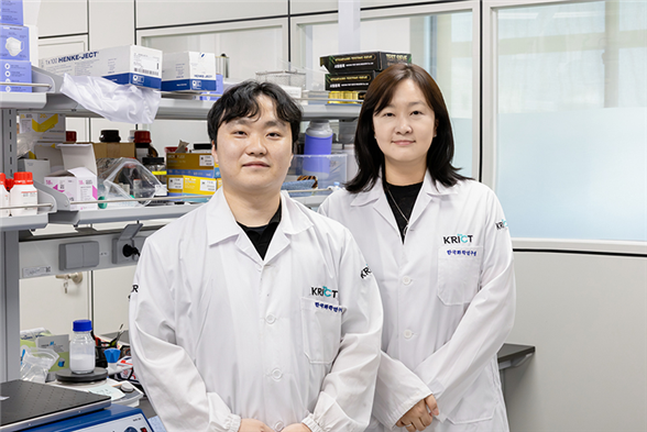 최준영 한국화학연구원 화학소재연구본부 학생연구원(왼쪽, 제1저자)과 석정돈 책임연구원. 화학연 제공.