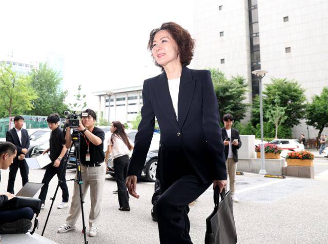 이진숙 교육부 장관 후보자가 지난달 30일 오전 서울 여의도 한국교육시설안전원에 마련된 인사청문회 준비 사무실로 출근하고 있다. 뉴시스